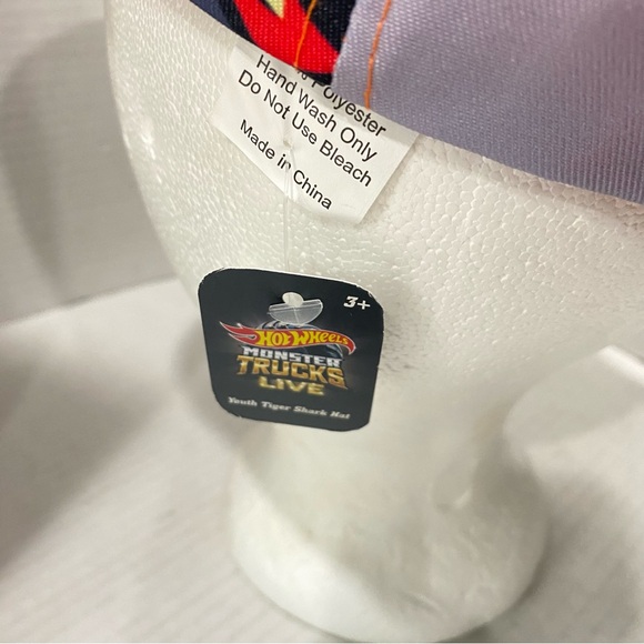 Hot Wheels Monster Truck Live Tiger Shark Autographed Youth Hat NWT - Picture 5 of 5